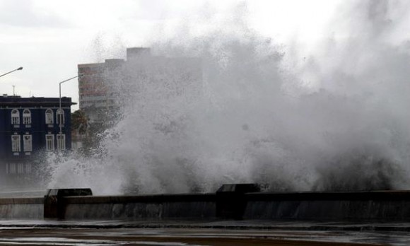 Inicio de inundaciones costeras, en el litoral norte de Ciudad de La Habana, el 13 de diciembre de 2010 AIN FOTO/Marcelino VAZQUEZ HERNANDEZ/are