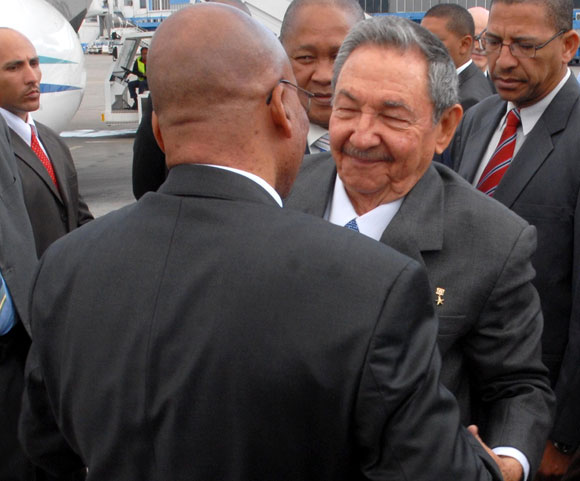 Raúl Castro Ruz (D), Presidente de los Consejos de Estado y de Ministros de Cuba, despidió a Jacob Gedleyihlekisa Zuma (I), presidente de la República de Sudáfrica, el 08 de diciembre de 2010, en el Aeropuerto Internacional "José Martí", en Ciudad de La Habana. AIN Foto: Oriol de la Cruz ATENCIO