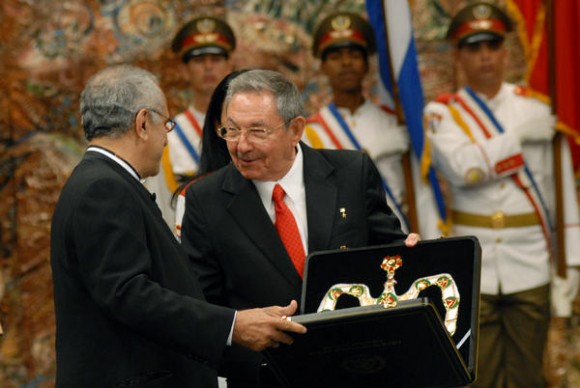 El General de Ejercito Raúl Castro (D),recibe del mandatario José Luis Ramos Horta, la  Orden Timor Leste en Grado "Gran Collar", conferida al Comandante en Jefe Fidel Castro, en el Palacio de la Revolución, en Ciudad de La Habana, el 3 de diciembre de 2010. AIN FOTO/Marcelino VAZQUEZ HERNANDEZ