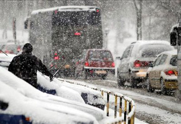 POLONIA.- Una larga caravana de coches circula con precaución por una carretera cubierta de una gruesa capa de nieve, en Tychy, Polonia, uno de los países más afectador por la ola de frío. Foto EFE