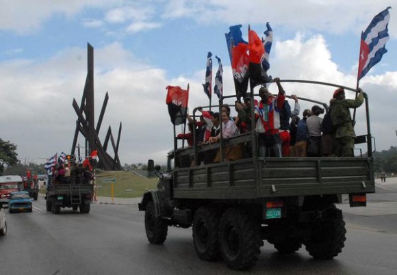 Representación de la reedición de La Caravana de la Victoria durante su partida desde la Ciudad de Santiago de Cuba el 2 de enero de 2011. AIN FOTO/Miguel RUBIERA JUSTIZ/are