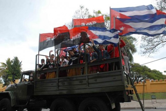Representación de la reedición de La Caravana de la Victoria durante su partida desde la Ciudad de Santiago de Cuba el 2 de enero de 2011. AIN FOTO/Miguel RUBIERA JUSTIZ/are