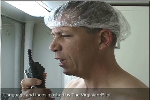 En esta imagen tomada de un video obtenido por el periódico Virginian-Pilot, el capitán de la marina estadounidense Owen Honors aparece en uno de una serie de segmentos cómicos transmitido por la señal cerrada del portaaviones nuclear USS Enterprise. (Foto AP/The Virginian Pilot)