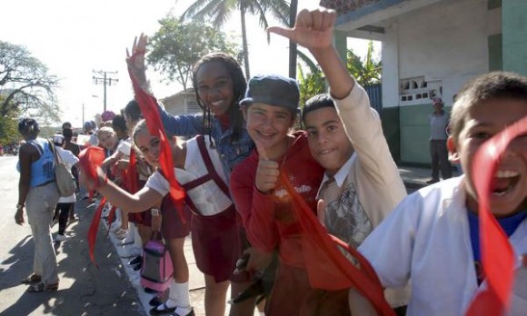 Pioneros y jóvenes saludan el paso de  la Caravana de la Libertad, a su llegada al municipio el Cotorro, en La Habana, el 8 de enero de 2011.  AIN   FOTO/Oriol de la Cruz ATENCIO/