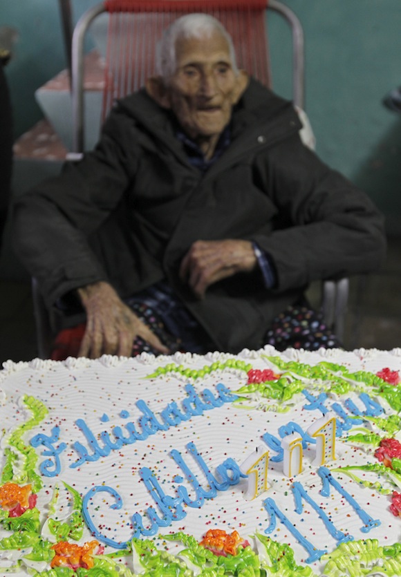 Ignacio Cubilla Baños durante la celebración de su 111 cumpleaños en La Habana, el 13 de enero de 2011.  Baños, un trabajador azucarero desde los 11 años, estuvo rodeado de sus hijos, nietos y choznos.  Foto: Enrique de la Osa, Reuters
