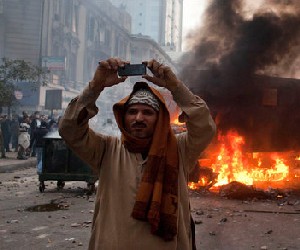 Un egipcio filma con su celular. Foto: New York Times