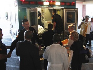 Giffords, ya en la ambulancia, antes de su traslado a Houston. Foto: REUTERS/Office of Rep. Gabrielle Giffords/Jennifer Polixenni Brankin