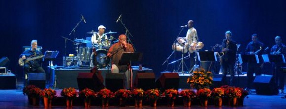 El cantautor cubano Pablo Milanés, ofreció un concierto como parte de su gira nacional, auspiciada por la Institución Cultural PM Récord y el Instituto Cubano de la Música, en el teatro Karl Marx, en la capital cubana, el 22 de enero de 2011. AIN FOTO/Marcelino Vázquez HERNANDEZ/sdl