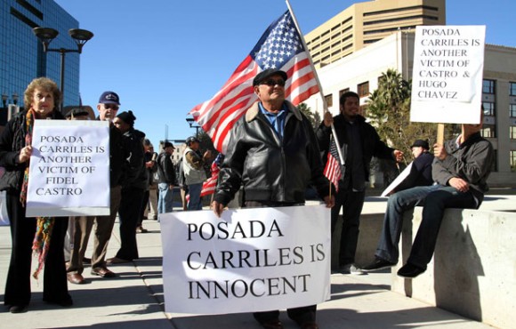 Partidarios de Posada Carriles, con la bandera de los EEUU. Foto: El Paso