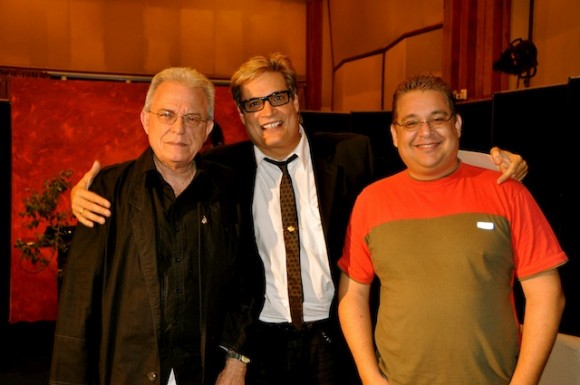 Antón, Amaury y Manolito Iglesias, el editor de "Con 2 que se quieran". Foto: Petí