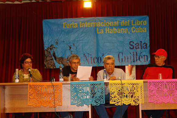 El panel presenta el libro "Silvio, aprendiz de brujo". Foto: David Vázquez Abella