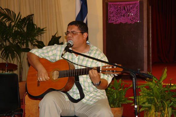 Eduardo Sosa interpretó "Te doy una canción". Foto: David Vázquez Abella