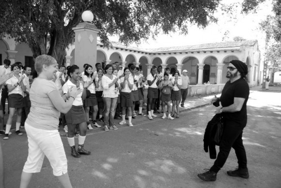 Camino a Ciego de Ávila, Carlos Varela visitó la escuela de música José White en Camagüey. Foto: Iván Soca