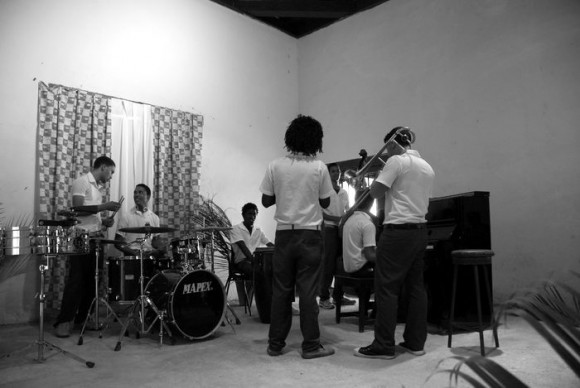 En el encuentro con el cantautor, un grupo de estudiantes interpretó un estandar de jazz. Foto: Iván Soca