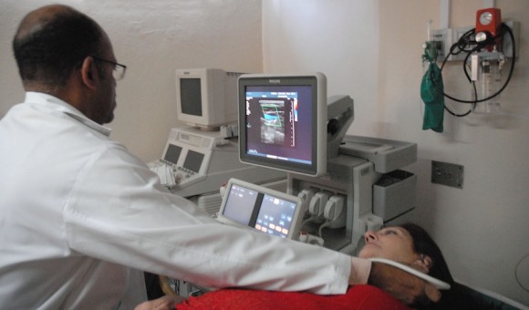El Dr. Valiente realiza un ecocardiograma que decidira en el diagnostico. Foto: Juvenal Balan