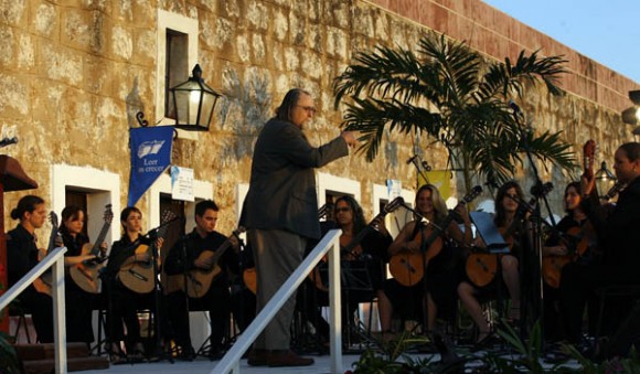 Orsquesta de Giutarras Sonatas Habaneras, dirigidas ppor el maestro Jesus Ortega,  en la inauguracion de la feria del Libro.