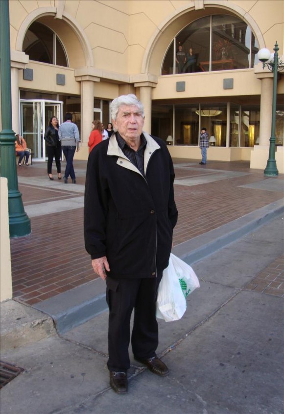 Luis Posada Carriles paseando y comprando pacotilla en El Paso, Texas, la pasada semana. Foto: EFE