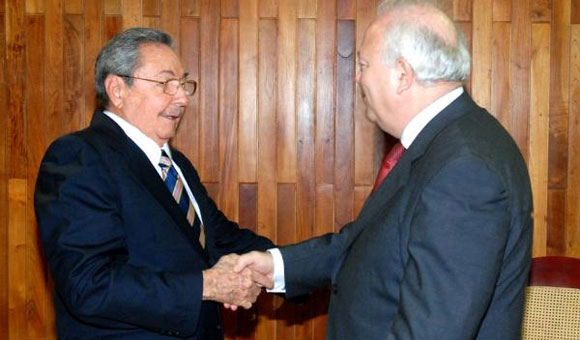 Raúl y Moratinos. Foto: Archivo