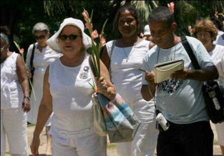 Carlos Serpa, uno de los agentes cubanos, en una manifestación de las Damas de Blanco.