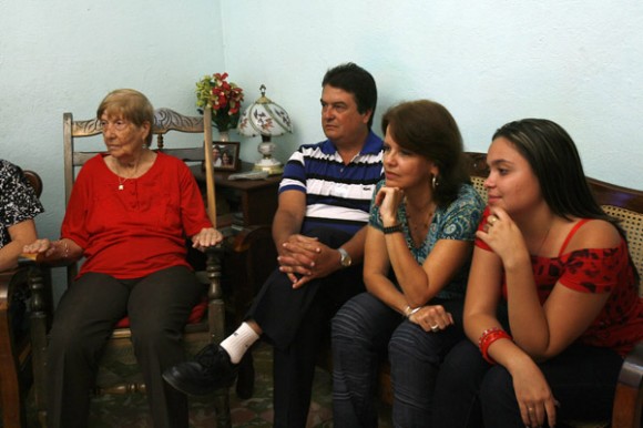 Moises Rodriguez, en agente Valdimir de la Seguridad del Estado, junto a su familia mirando anoche el programa televisivo Las Razones de Cuba. Foto: Ismael Francisco/PL