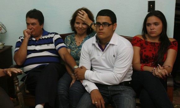 Moises Rodriguez, en agente Valdimir de la Seguridad del Estado, junto a su familia mirando anoche el programa televisivo Las Razones de Cuba. Foto: Ismael Francisco/PL