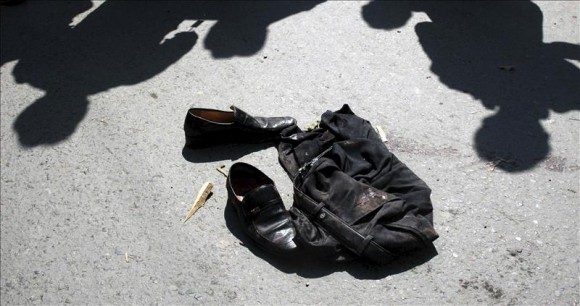 Un par de zapatos y ropa de una víctima tras un ataque suicida perpetrado ayer martes 8 de marzo contra una estación de servicio de gas natural en Faisalabad, en la provincia oriental paquistaní de Punyab (Pakistán). Hoy, una veintena de personas ha muerto en un nuevo atentado. EFE/Archivo