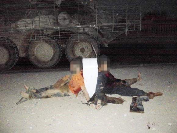 Esta imagen de dos "matar equipo" víctimas proviene de la colección de uno de los sospechosos. 