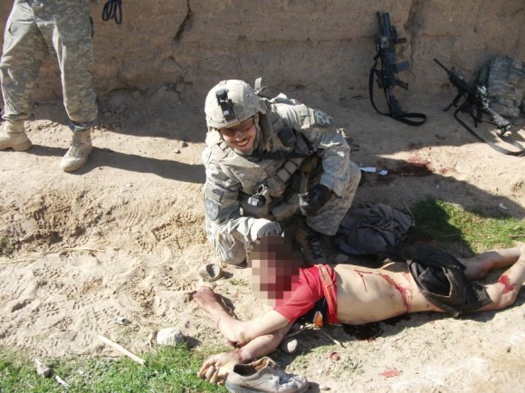 En esta imagen, un soldado diferentes poses con el mismo cadáver. El Ejército de los EE.UU. el lunes se disculpó por el comportamiento de los soldados involucrados en el "equipo de matar".