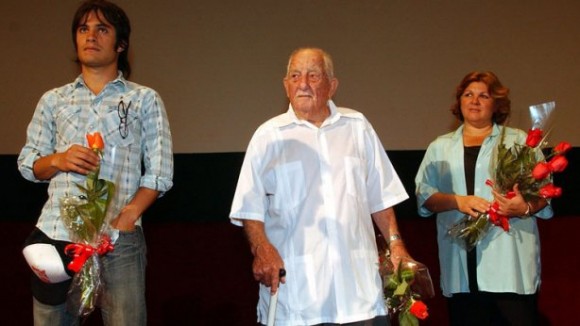 Fotografía de archivo de Gael García Bernal, Alberto Granados, y Aleida Guevara, hija del Che Guevara, durante la presentación de la película "Diarios de Motocicleta" en La Habana