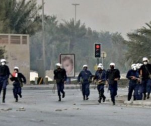 Cuerpos de choque de la policía de Bahréin llegan a la Plaza de la Perla, en Manama