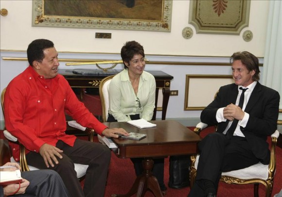 Sean Penn habla con Chávez del trabajo conjunto en Haití.