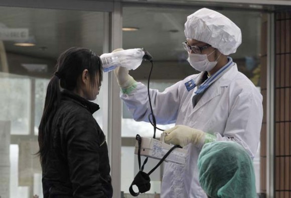 Médicos examinan a la población en Japón. Foto: Reuters