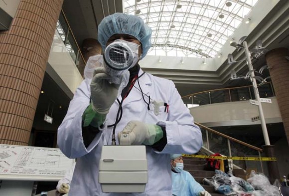Médicos examinan a la población en Japón. Foto: Reuters