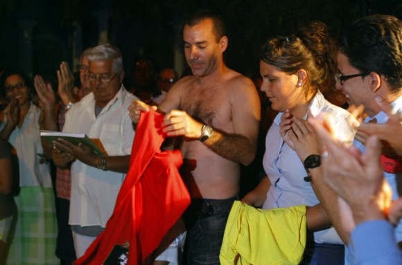  Dalexi González recibe el cariño de amigos y vecinos. Foto: Ismael Francisco