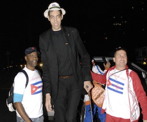 Regresa a Cuba Sultán Kosen, el hombre más alto del mundo