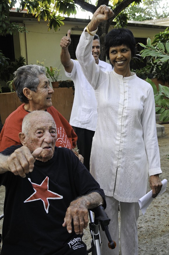Hasta la Victoria Siempre: con la embajadora y su esposa Delia. Foto: Roberto Chile.