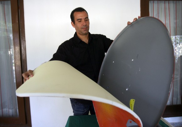 Dalexy muestra la antena enmascarada en la tabla de surf. Foto: Ismael Francisco