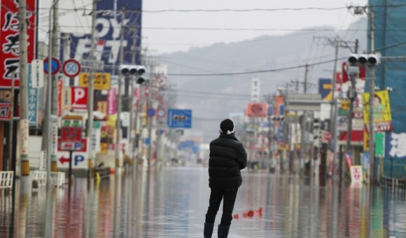 Un hombre mira la destrucción en un área cubierta de agua en Ishinomaki, en la prefectura de Miyagi, Japón. Foto: Getty Images