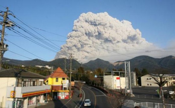 Despierta el volcán Shinmoedake.
