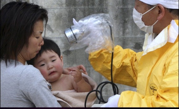 Un bebé de un año asiste a una revisión médica para comprobar si ha sido afectado por la radiación. Foto: AP