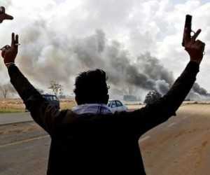 Gobierno libio entrega armas a la población para luchar contra inminente invasión terrestre de la OTAN