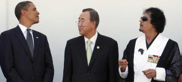 Obama y Gadafi se cruzan las miradas entre Ban Ki-moon, en una cumbre en 2009. Foto de Reuters que publica hoy el diario El Mundo