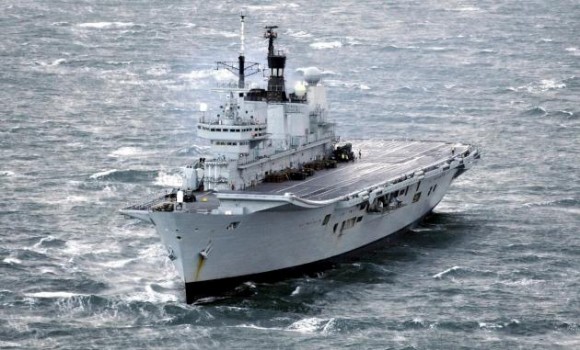 El portaaviones británico Ark Royal ha sido puesto a la venta el lunes 28 de marzo de 2011 en un sitio de internet de subastas del Ministerio de Defensa del Reino Unido. En la imagen, del 12 de noviembre de 2010, la nave navega en aguas que no fueron identificadas. (AP foto/PA, Danny Lawson)