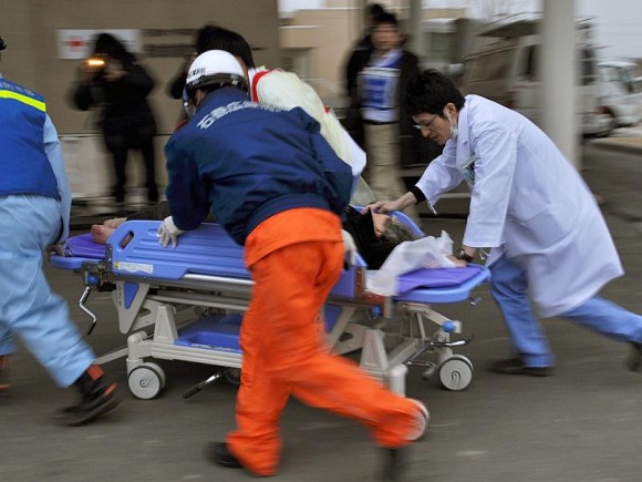 Sumi Abe, de 80 años, es llevada en una camilla al Hospital de la Cruz Roja en Ishinomaki | AP