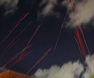 Trazadoras sobre Trípoli en la tercera noche de bombardeos. Foto: AFP