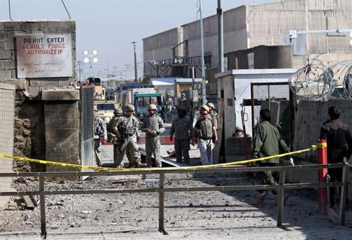 Soldados estadounidenses y agentes de seguridad afganos inspeccionan el lugar del atentado insurgente en una base militar estadounidense en Kabul.- S. Sabawoon (EFE)