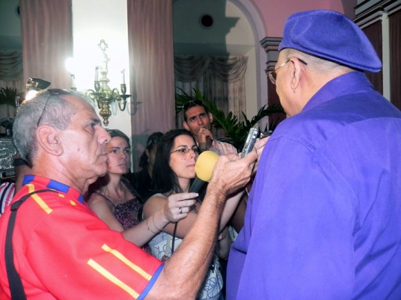 Al concluir la presentación la prensa mantuvo el diálogo con Chucho Valdés.Foto Marianela Dufflar
