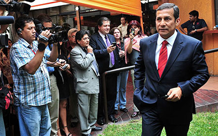 El ex militar izquierdista Ollanta Humala logró su pase al balotaje en las elecciones presidenciales de este domingo en Perú, en las que la congresista Keiko Fujimori, hija del presidente encarcelado Alberto Fujimori, quedó en segundo lugar por estrecho margen delante del tercer candidato. Foto: AFP