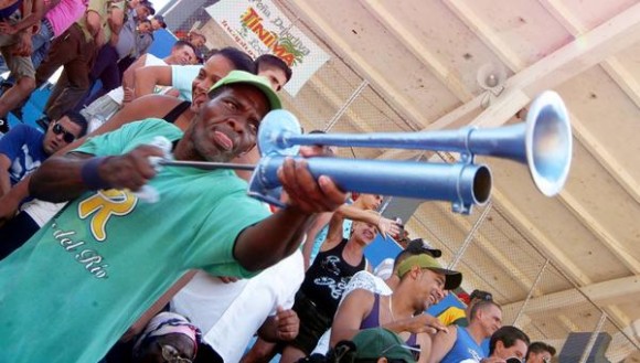 La clásica trompeta pinareña estuvo presente en el estadio José Ramón Cepero, como parte de la final de la 50 Serie Nacional de Béisbol, Cuba, el 24 de abril de 2011. AIN FOTO/Osvaldo GUTIERREZ GOMEZ