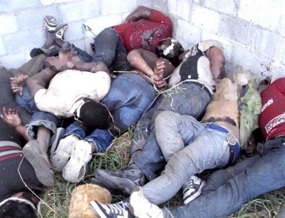 La Fiscalía mexicana informó hoy que se “tienen indicios” de que los 14 detenidos por la matanza de 72 personas, cuyos cuerpos fueron hallados esta semana en el norte del país, colaboraban con el cartel de las drogas de Los Zetas, organización responsable de otra masacre ocurrida en agosto pasado.